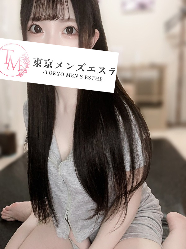 東京メンズエステ りお｜セクシー施術着セットアップ姿のオフショット 可愛い売れっ子セラピスト