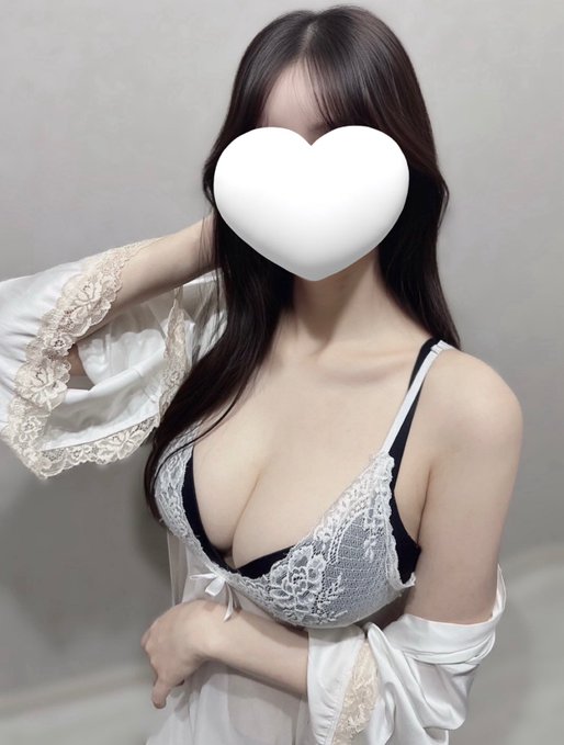 東京メンズエステ池袋・人気セラピストななせ。ブラジャーからこぼれ落ちそうな美巨乳と魅惑のボディライン。