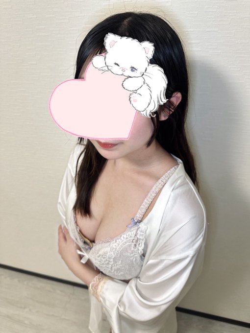 東京メンズエステももか　ハートスタンプで顔を隠したセラピスト　ぷるぷるの唇が魅力の可愛い系美女